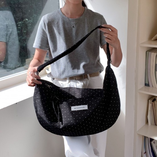Korean style trendy polka dot large capacity dumpling bag, simple and versatile commuting, lightweight and portable, fresh shoulder bag for women
