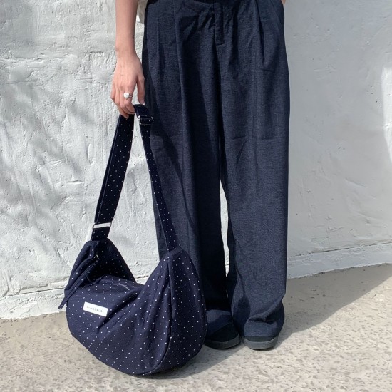 Korean style trendy polka dot large capacity dumpling bag, simple and versatile commuting, lightweight and portable, fresh shoulder bag for women