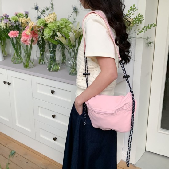 Japanese and Korean style minimalist casual nylon small bag, lightweight, high-value, solid color, girly, versatile, sophisticated single-shoulder crossbody bag