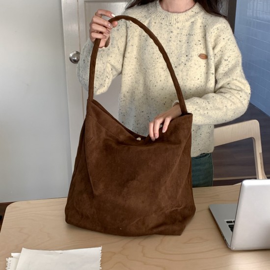 Korean style 2025 new autumn and winter, large capacity, fashionable, high-end, casual, lazy style, retro velvet soft surface shoulder bag