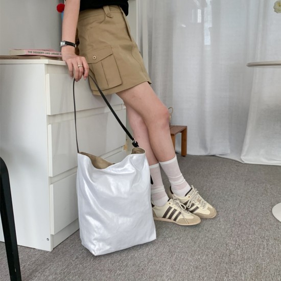 2025 new high-end glossy crossbody bag women's tote bag large capacity commuting fashion versatile single shoulder bag