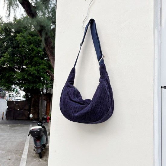 Retro Japanese and Korean style corduroy new bag, fashionable, casual, simple and versatile crescent crossbody bag