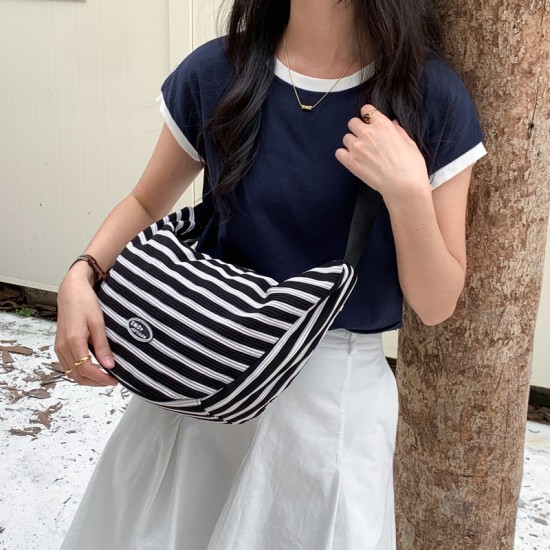 Black and white striped crossbody bag, new 2025 style, simple and casual, crescent-shaped dumpling bag, large capacity, versatile bag