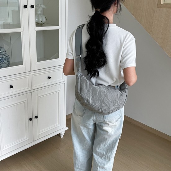 Large Capacity Dumpling Bag 2025 New Simple Lightweight Crossbody Soft PU Crescent Moon Fashionable Commuting Bag