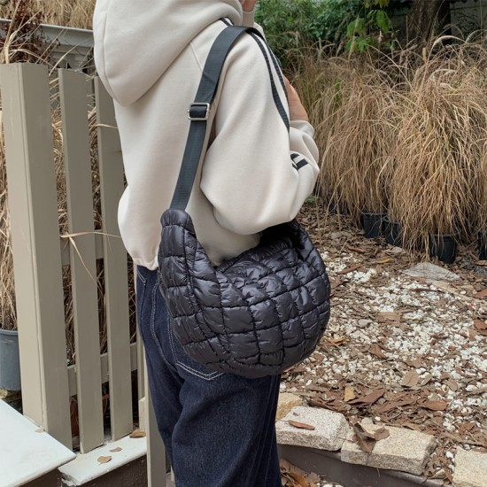 Autumn/Winter Lightweight Large Capacity Bubble Bag for Women 2025 New Internet Celebrity High-End Diamond Pattern Crossbody Bag