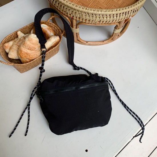 Japanese and Korean style minimalist casual nylon small bag, lightweight, high-value, solid color, girly, versatile, sophisticated single-shoulder crossbody bag