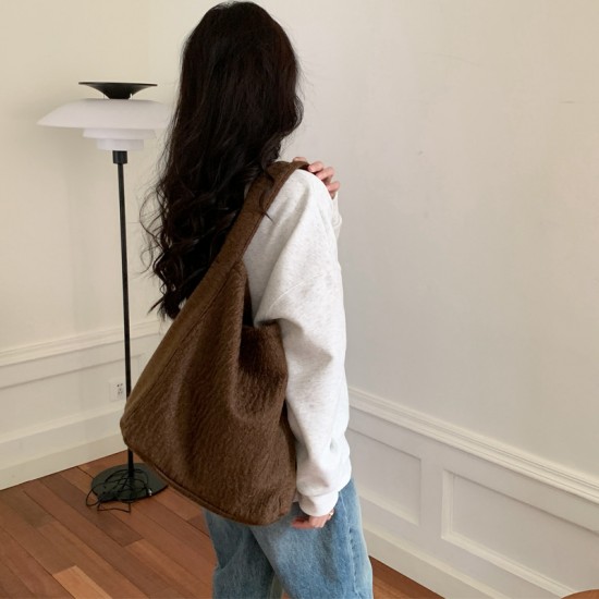 Korean ins blogger same style winter new woolen material large capacity lazy style fashionable versatile underarm bag