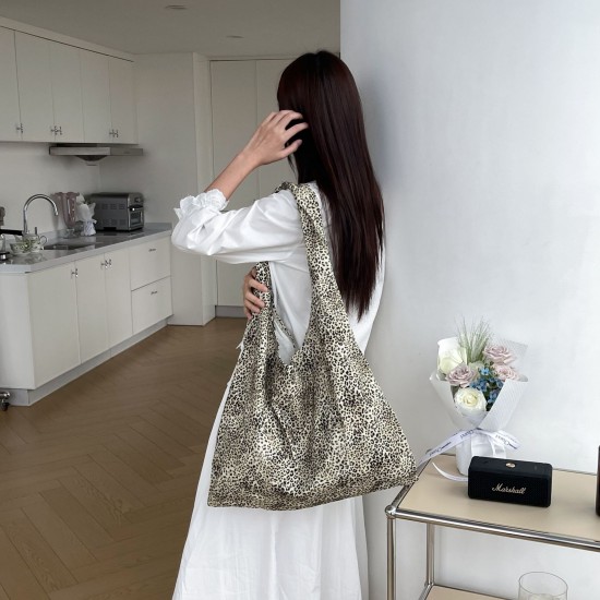 Self-created 2025 new leopard print single shoulder underarm bag, apricot yellow autumn and winter retro classic commuting casual single shoulder bag trendy