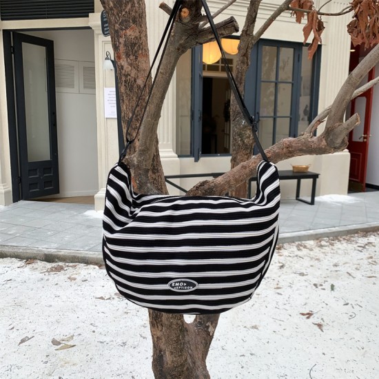 Black and white striped crossbody bag, new 2025 style, simple and casual, crescent-shaped dumpling bag, large capacity, versatile bag